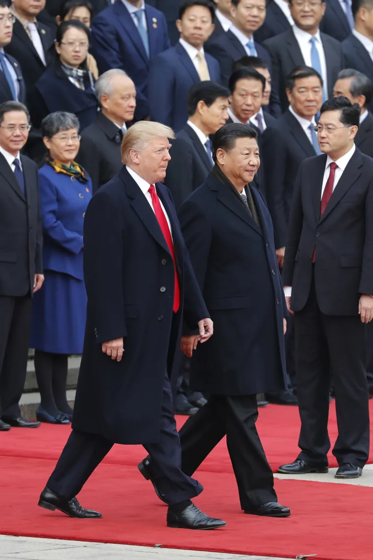 Američki predsjednik Donald Trump nastavio je azijsku turneju posjetiv&scaron;i Peking. Dočekan je u Zabranjenom gradu, carskoj palači sa 600 godina povijesti. Ondje su Trumpa i Melaniju dočekali kineski predsjednik Xi Jingping i njegova supruga, pokazav&scaron;i američkim kolegama glasovita mjesta na kojima su stolovale dinastije Ming i Qing, koje su Kinu učinile globalnom silom. Trump je prvi strani državnik koji je dočekan u Zabranjenom gradu.