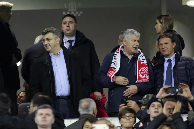 Utakmica dodatnih kvalifikacija za SP između Hrvatske i Grčke bila je idealna prilika za vidjeti sjajnu nogometnu predstavu, ali i biti viđen. Tako su se u maksimirskoj loži pojavili brojni političari, nogometni djelatnici, poduzetnici... Andrej Plenković, Gordan Jandroković, Ivan Čehok, Zdravko Marić, Tomo Horvatinčić, Dragan Čović bili su samo neki od brojnih navijača Vatrenih iz lože.