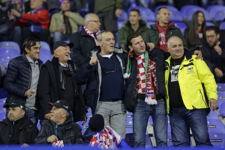 Puno prije početka utakmice na stadionu Maksimir tribine su već bile lijepo popunjene. Publika traži pobjedu Hrvatske kojom bi se napravio korak bliže Rusiji i Svjetskom prvenstvu sljedeće godine.