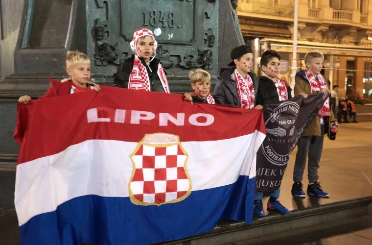 Satima prije početka utakmice navijači hrvatske nogometne reprezentacije počeli su 'kapati' prema središnjem zagrebačkom trgu s kojeg su krenuli prema stadionu Maksimir.