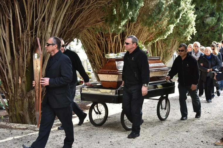 U četvrtak poslijepodne na rovinjskom groblju pokopan je 62-godi&scaron;nji Ibrahim Kevljanin, čovjek na kojega je pro&scaron;log tjedna naletio pjevač Tony Cetinski. Nitko od članova obitelji Cetinski nije bio na pogrebu.