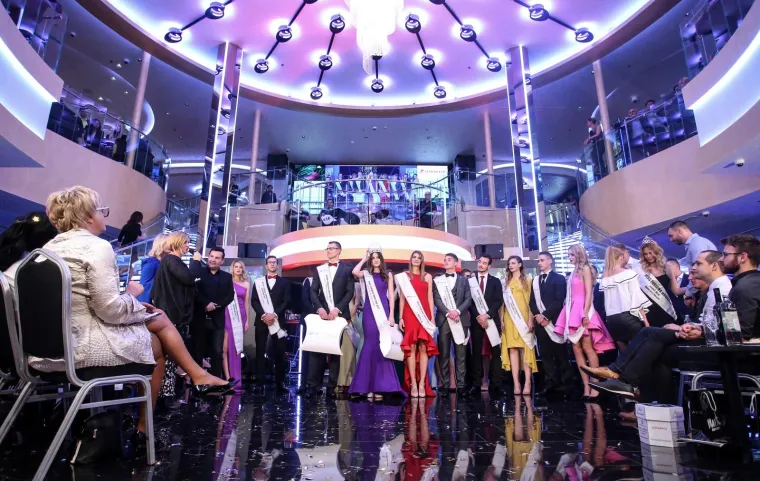 ODRŽAN IZBOR ZA MISS I MISTERA TURIZMA: Na pozornici su padali i poljupci u kupaćim kostimima