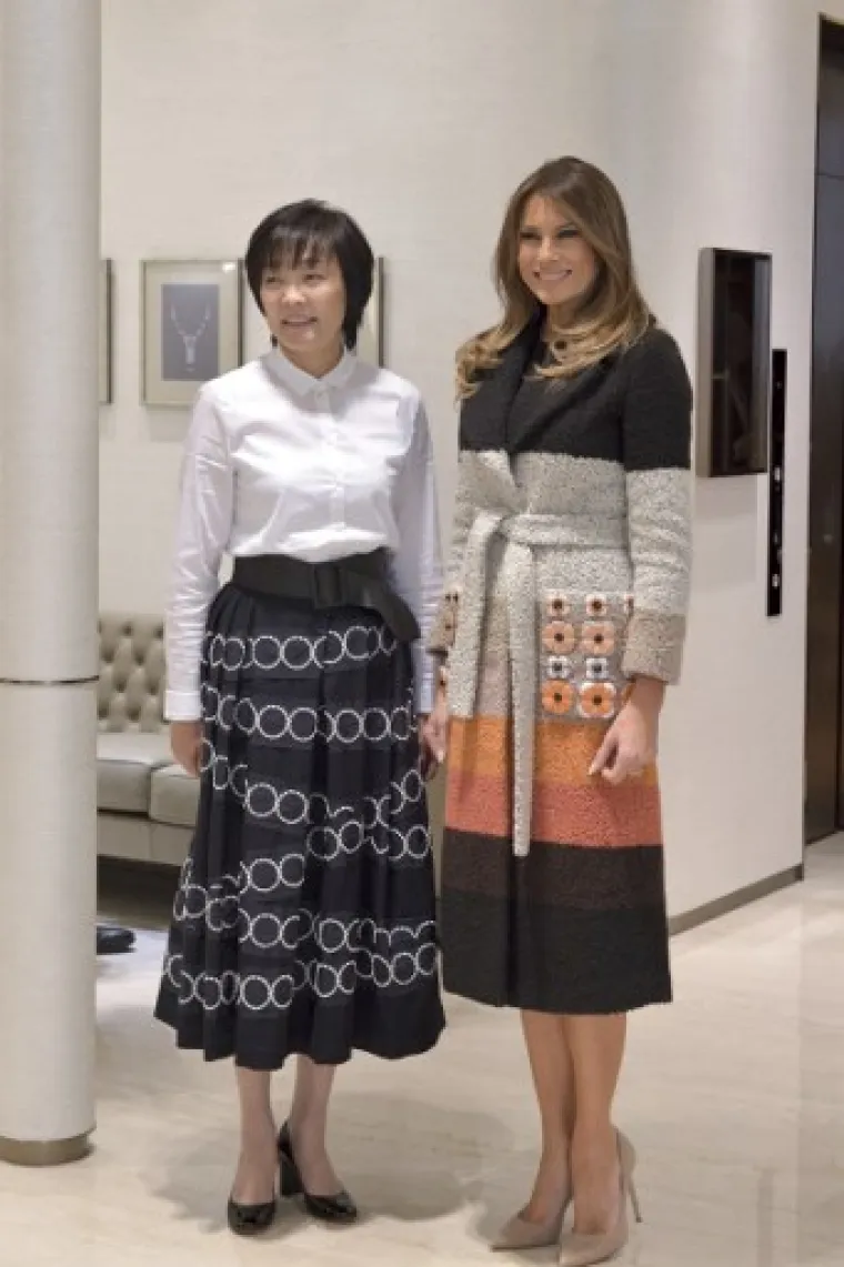 Melania je azijsku turneju na kojoj prati supruga Donalda Trumpa započela zanimljivim Fendijevim kaputom i cipelama Manola Blahnika.