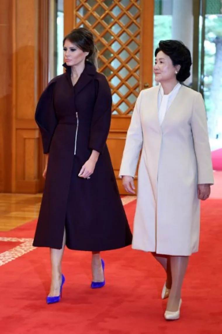 U Seulu se pojavila u kaputu brenda Delpozo koji je zanimljivim krojem podigao prašinu.