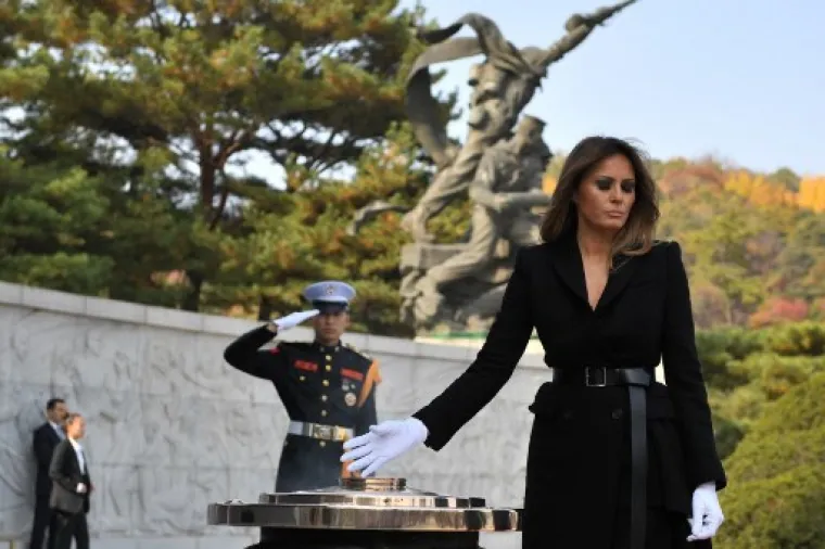 Za posjet nacionalnom groblju u Južnoj Koreji, odjenula je široke crne hlače i zanimljiv kaput s upečatljivim remenom.