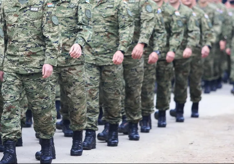 Na početku svečanosti, kojoj je nazočila i predsjednica RH i vrhovna zapovjednica OSRH Kolinda Grabar-Kitarović te ministri u Vladi RH, ploču s nazivom novootvorene vojarne „204. brigade Hrvatske vojske“ otkrili su umirovljeni brigadir Branko Borković – Mladi Jastreb, jedan od zapovjednika obrane Vukovara, i vojnikinja Jelena Dedaković, kćer Mile Dedakovića – Jastreba, prvog zapovjednika 204. brigade HV-a, te članovi obitelji Babić, Šoljić i Zadro, nakon čega je vukovarski gvardijan fra Ivica Jagodić blagoslovio vojarnu.