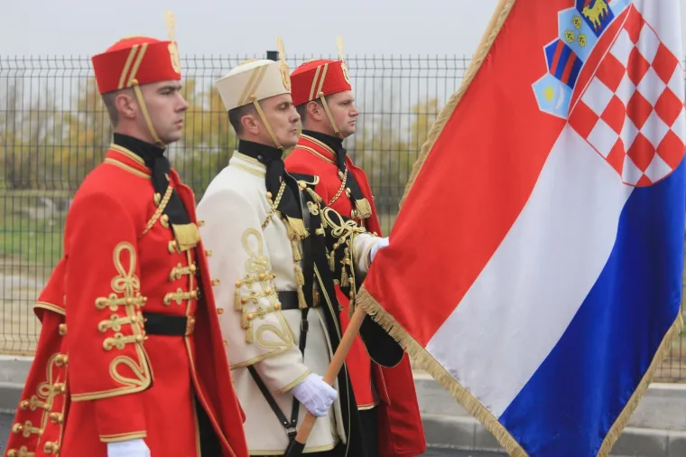 HRVATSKA VOJSKA VRATILA SE U VUKOVAR: Pogledajte kako je izgledalo svečano otvorenje vojarne