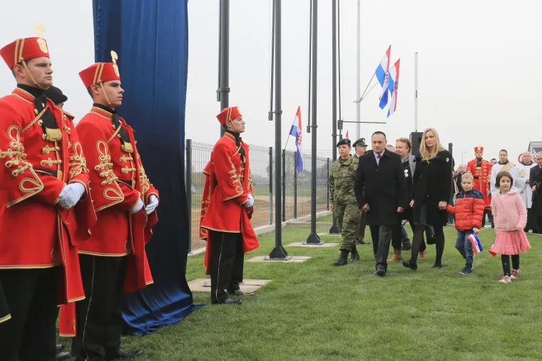 HRVATSKA VOJSKA VRATILA SE U VUKOVAR: Pogledajte kako je izgledalo svečano otvorenje vojarne