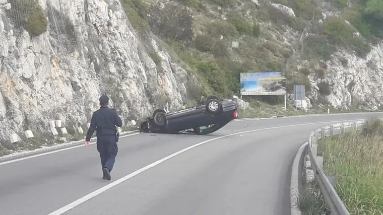 Automobil udario u brdo pa zavr&scaron;io na krovu, u sudaru ozlijeđena suvozačica
