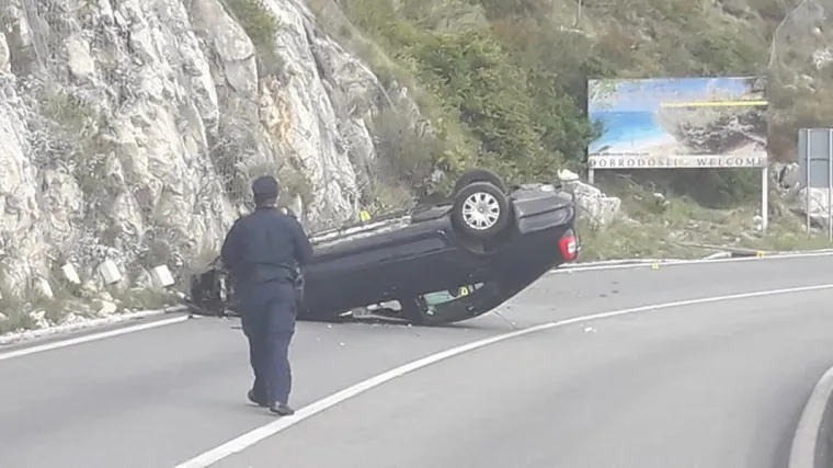 Automobil udario u brdo pa zavr&scaron;io na krovu, u sudaru ozlijeđena suvozačica