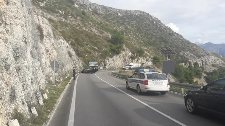 Automobil udario u brdo pa zavr&scaron;io na krovu, u sudaru ozlijeđena suvozačica