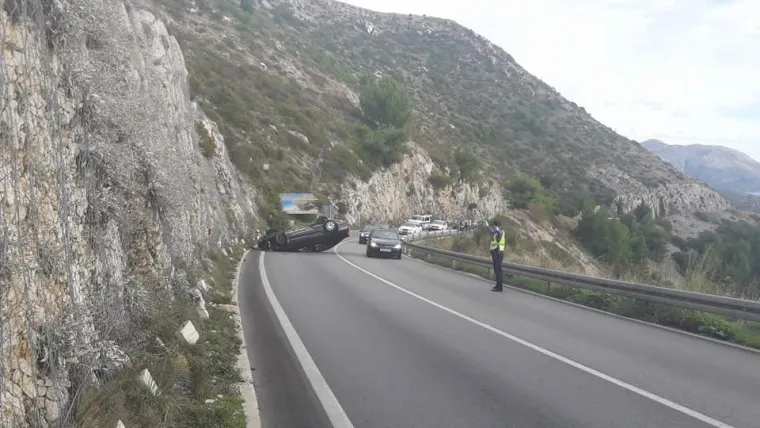 Automobil udario u brdo pa zavr&scaron;io na krovu, u sudaru ozlijeđena suvozačica