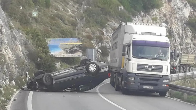 Automobil udario u brdo pa zavr&scaron;io na krovu, u sudaru ozlijeđena suvozačica