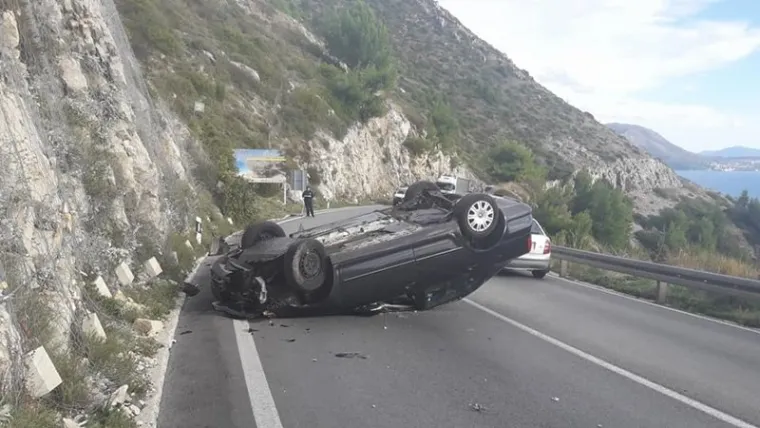 Automobil udario u brdo pa zavr&scaron;io na krovu, u sudaru ozlijeđena suvozačica