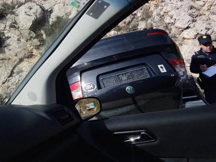 Automobil udario u brdo pa zavr&scaron;io na krovu, u sudaru ozlijeđena suvozačica