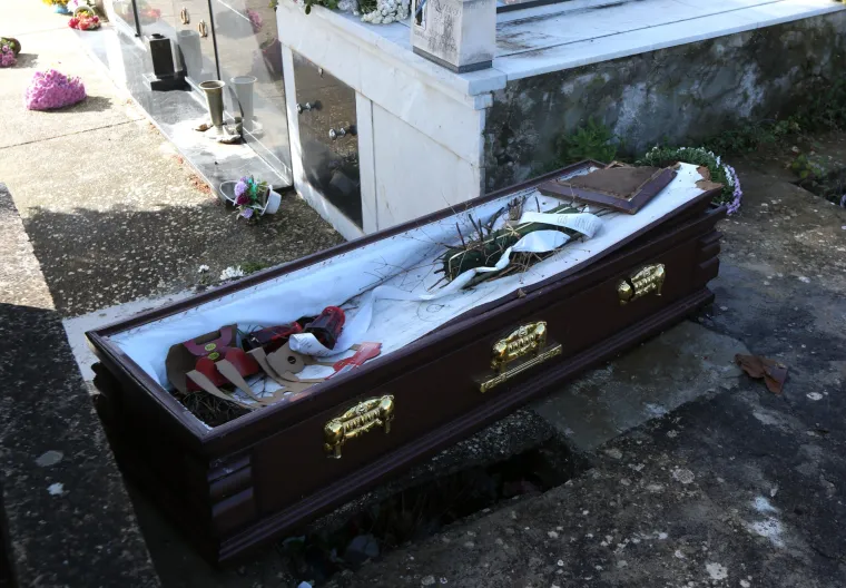 Morbidan slučaj u u Zablaću: izvadili pokojnika i ostavili prazan lijes na groblju