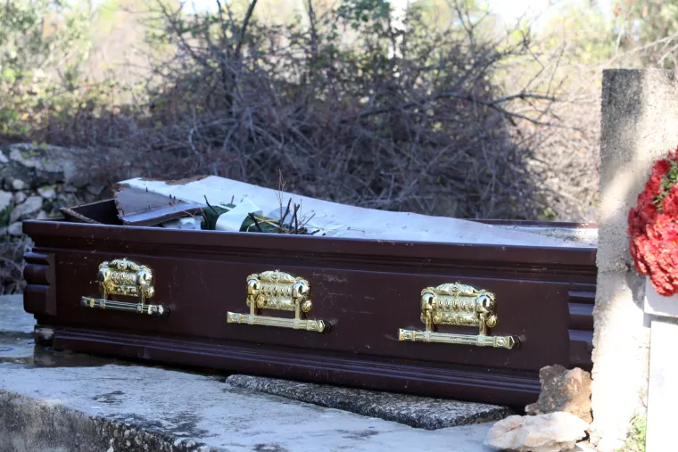 Morbidan slučaj u u Zablaću: izvadili pokojnika i ostavili prazan lijes na groblju