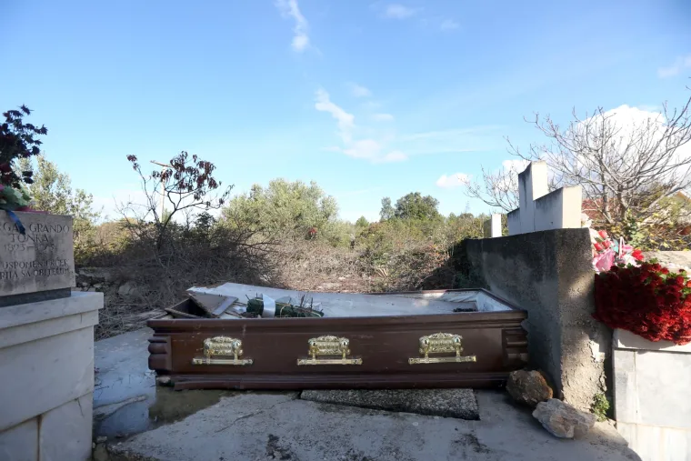 Morbidan slučaj u u Zablaću: izvadili pokojnika i ostavili prazan lijes na groblju