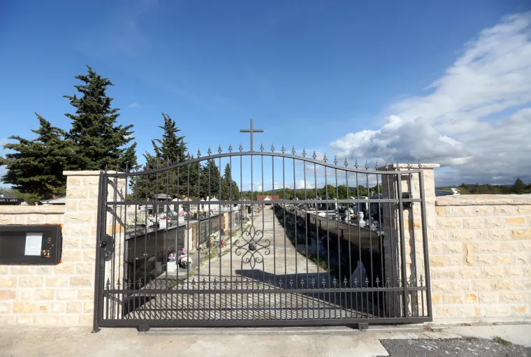 Morbidan slučaj u u Zablaću: izvadili pokojnika i ostavili prazan lijes na groblju