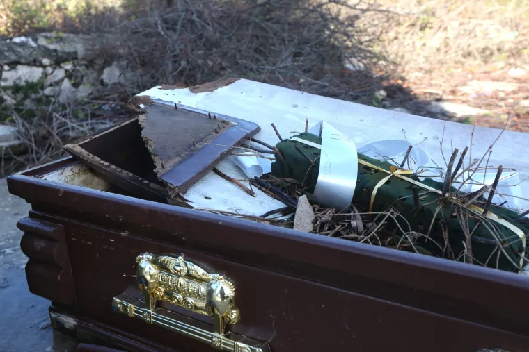 Morbidan slučaj u u Zablaću: izvadili pokojnika i ostavili prazan lijes na groblju