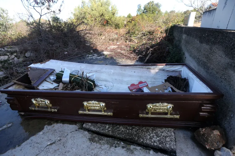 Morbidan slučaj u u Zablaću: izvadili pokojnika i ostavili prazan lijes na groblju
