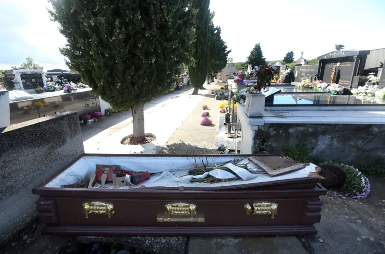 Morbidan slučaj u u Zablaću: izvadili pokojnika i ostavili prazan lijes na groblju