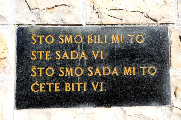 Morbidan slučaj u u Zablaću: izvadili pokojnika i ostavili prazan lijes na groblju