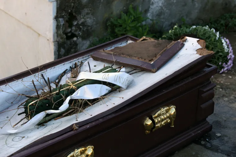 Morbidan slučaj u u Zablaću: izvadili pokojnika i ostavili prazan lijes na groblju