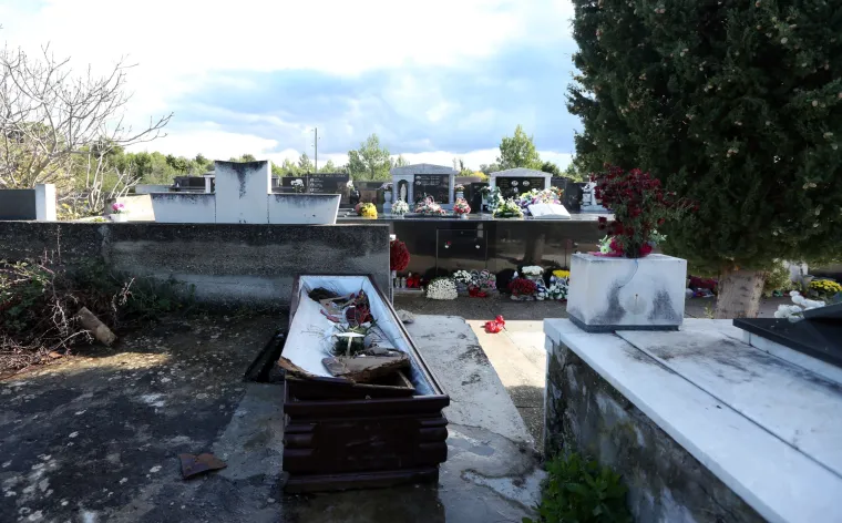 Morbidan slučaj u u Zablaću: izvadili pokojnika i ostavili prazan lijes na groblju