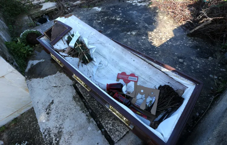 Morbidan slučaj u u Zablaću: izvadili pokojnika i ostavili prazan lijes na groblju