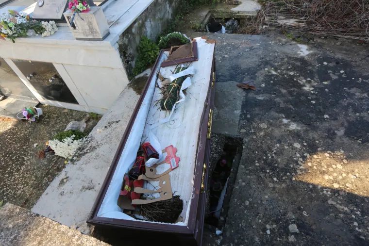 Morbidan slučaj u u Zablaću: izvadili pokojnika i ostavili prazan lijes na groblju