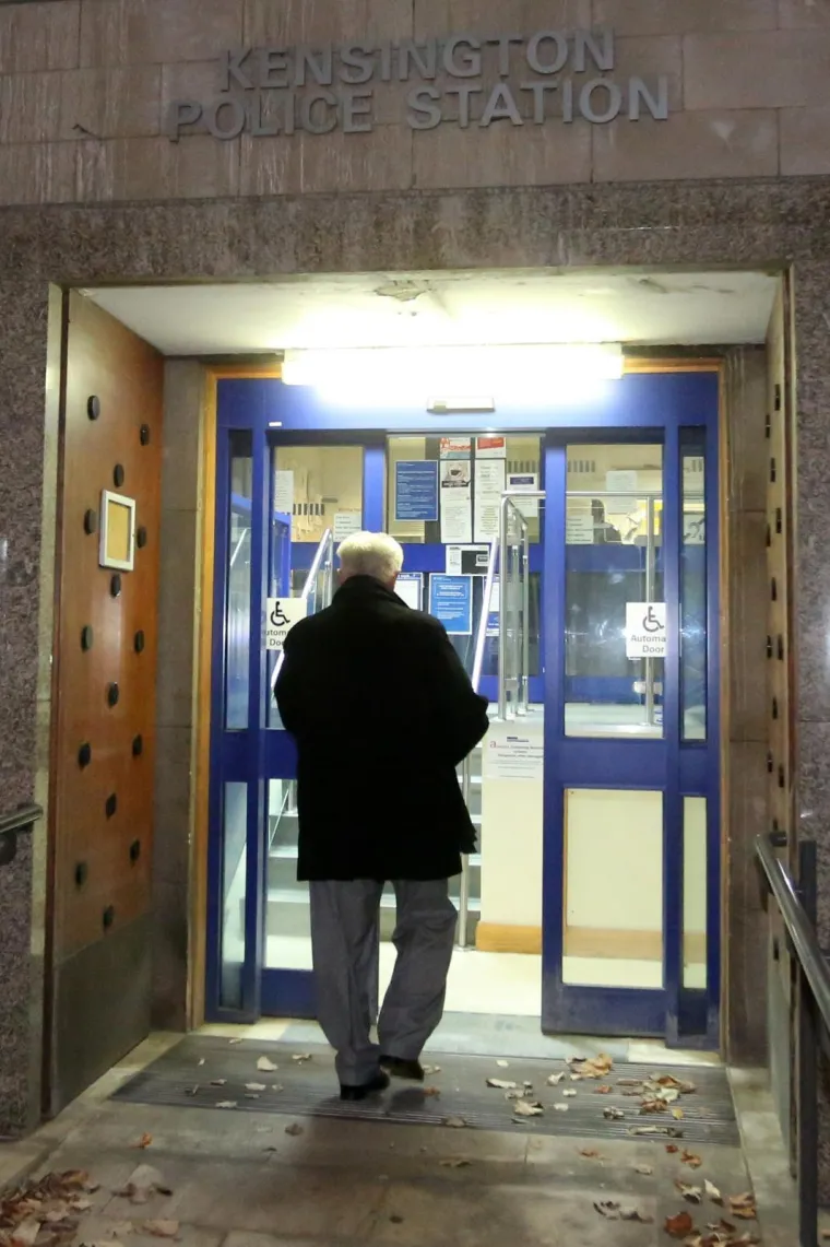 Oko 18.30 sati po hrvatskom vremenu Ivica Todorić do&scaron;ao je u policijsku postaju, obaviv&scaron;i svoju dužnost koju mu je sudac odredio kao mjeru opreza. Na putu do policijske postaje skrivao se iza prolaznika, a postaju je napustio na jedan sporednih izlaza kako bi izbjegao novinare.