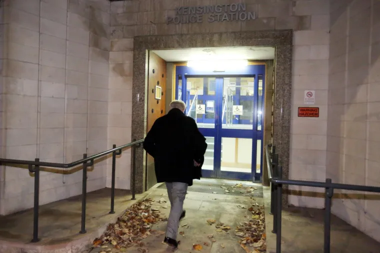 Oko 18.30 sati po hrvatskom vremenu Ivica Todorić do&scaron;ao je u policijsku postaju, obaviv&scaron;i svoju dužnost koju mu je sudac odredio kao mjeru opreza. Na putu do policijske postaje skrivao se iza prolaznika, a postaju je napustio na jedan sporednih izlaza kako bi izbjegao novinare.