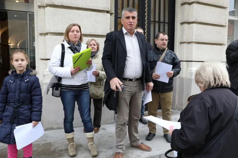 Aktivsti ispred Sabora dijelili letke protiv izgradnje asfaltne baze u Donjoj Lomnici.