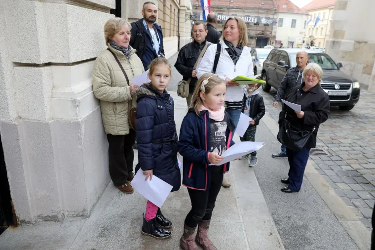 Aktivsti ispred Sabora dijelili letke protiv izgradnje asfaltne baze u Donjoj Lomnici.