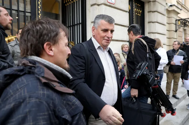 Aktivsti ispred Sabora dijelili letke protiv izgradnje asfaltne baze u Donjoj Lomnici.