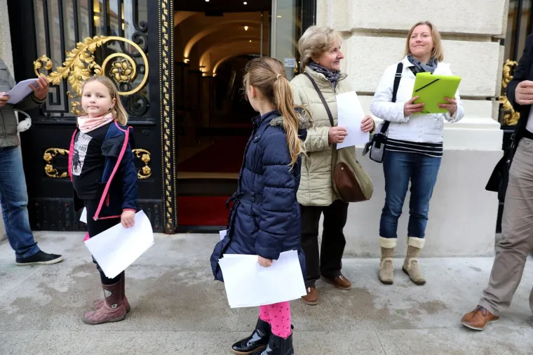 Aktivsti ispred Sabora dijelili letke protiv izgradnje asfaltne baze u Donjoj Lomnici.