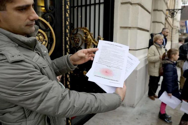 Aktivsti ispred Sabora dijelili letke protiv izgradnje asfaltne baze u Donjoj Lomnici.