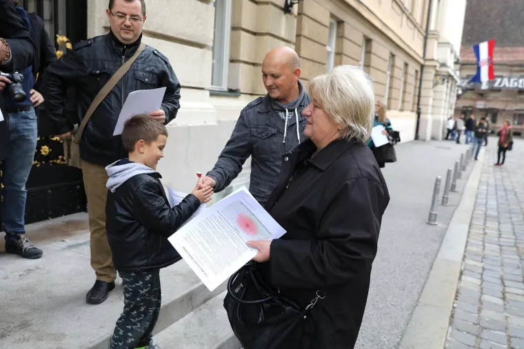 Aktivsti ispred Sabora dijelili letke protiv izgradnje asfaltne baze u Donjoj Lomnici.