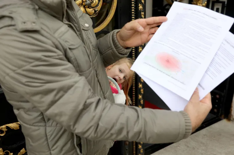 Aktivsti ispred Sabora dijelili letke protiv izgradnje asfaltne baze u Donjoj Lomnici.