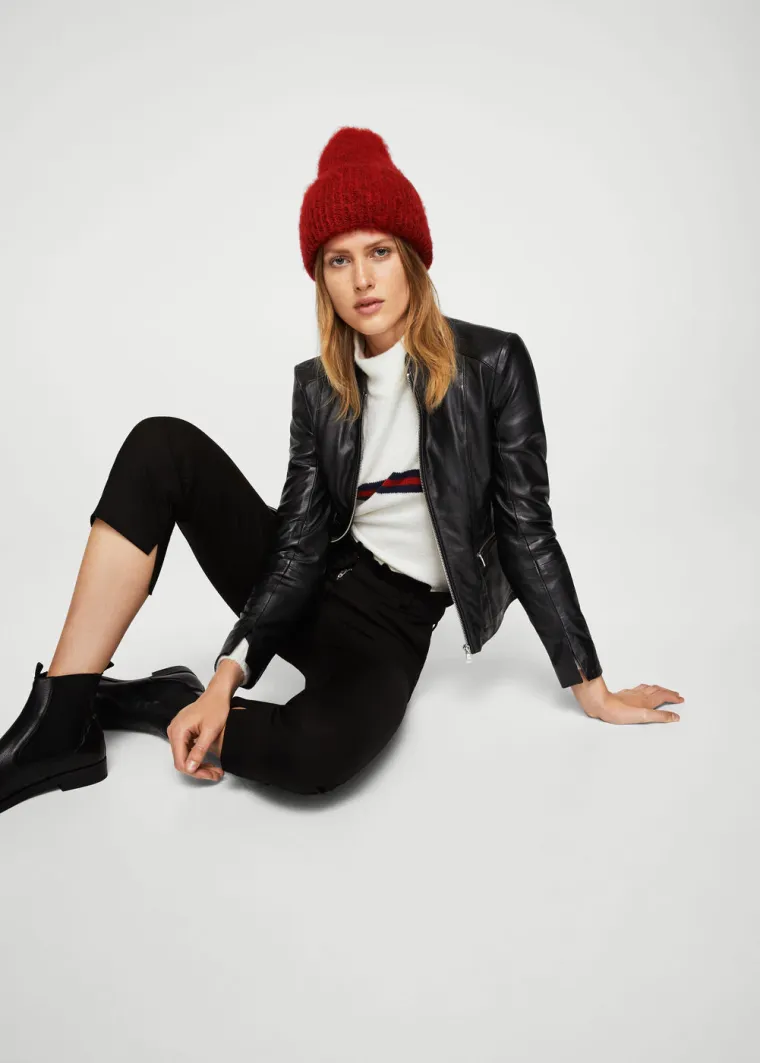 Topla crvena kapa s pomponom, Mango, 99,90 kuna