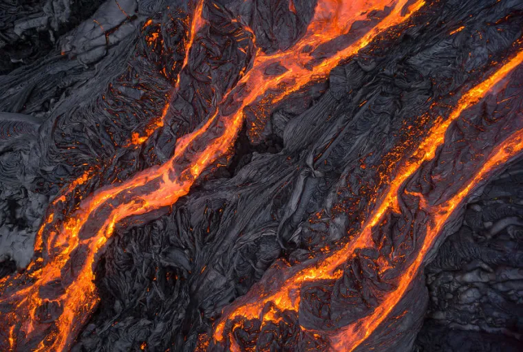 Fotograf Erez Marom proveo je dva tjedna fotografirajući vulkan Kilauea na Havajima. Na tom podvigu koristio se kamerom pričvr&scaron;ćenom za dron, koja je na kraju otkazala uslijed izloženosti vrućini. Ipak, prije nego &scaron;to je kamera odustala, uspio je zabilježiti fascinantne fotografije vulkanskog područja, a neke od njih možete pogledati u nastavku.