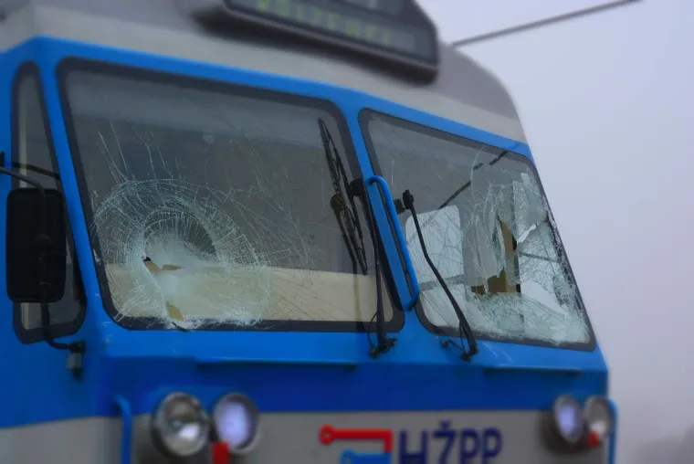 U prometnoj nesreći naleta vlaka na kombi ozlijeđen vozač kombija