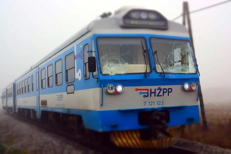 U prometnoj nesreći naleta vlaka na kombi ozlijeđen vozač kombija