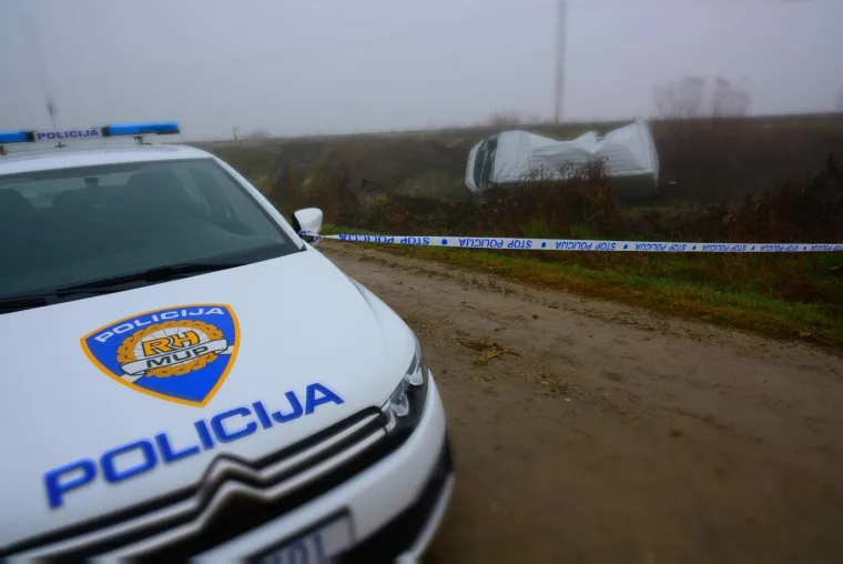 U prometnoj nesreći naleta vlaka na kombi ozlijeđen vozač kombija