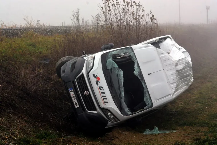 U prometnoj nesreći naleta vlaka na kombi ozlijeđen vozač kombija
