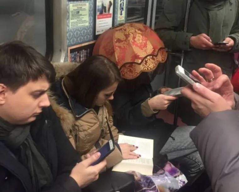 Podzemne željeznice mogu izgledati kao modne piste iz nekog paralelnog svemira. Neke od modnih dostignuća ljudi iz podzemne okupili smo u galeriji.