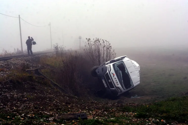 Na maglom obavijenom pružnom prijelazu putnički vlak naletio je na kombi, vozač je ozlijeđen