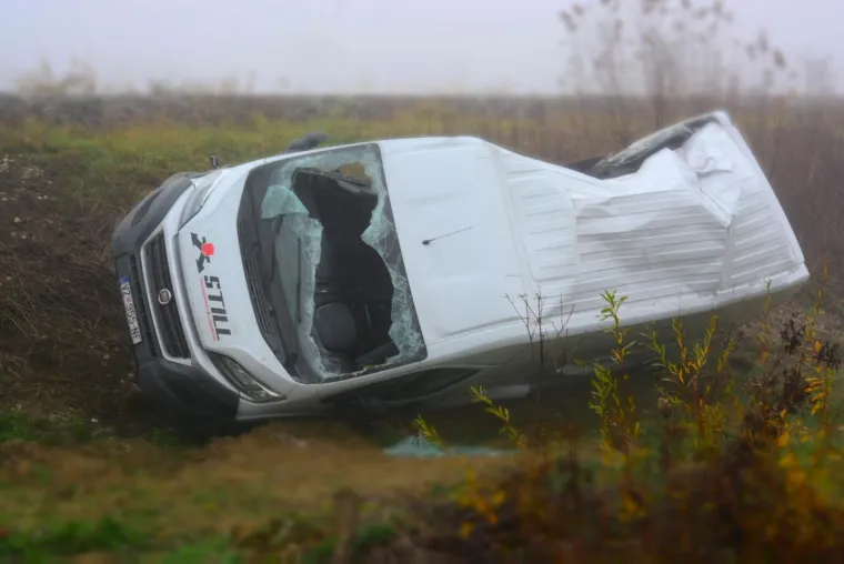Na maglom obavijenom pružnom prijelazu putnički vlak naletio je na kombi, vozač je ozlijeđen