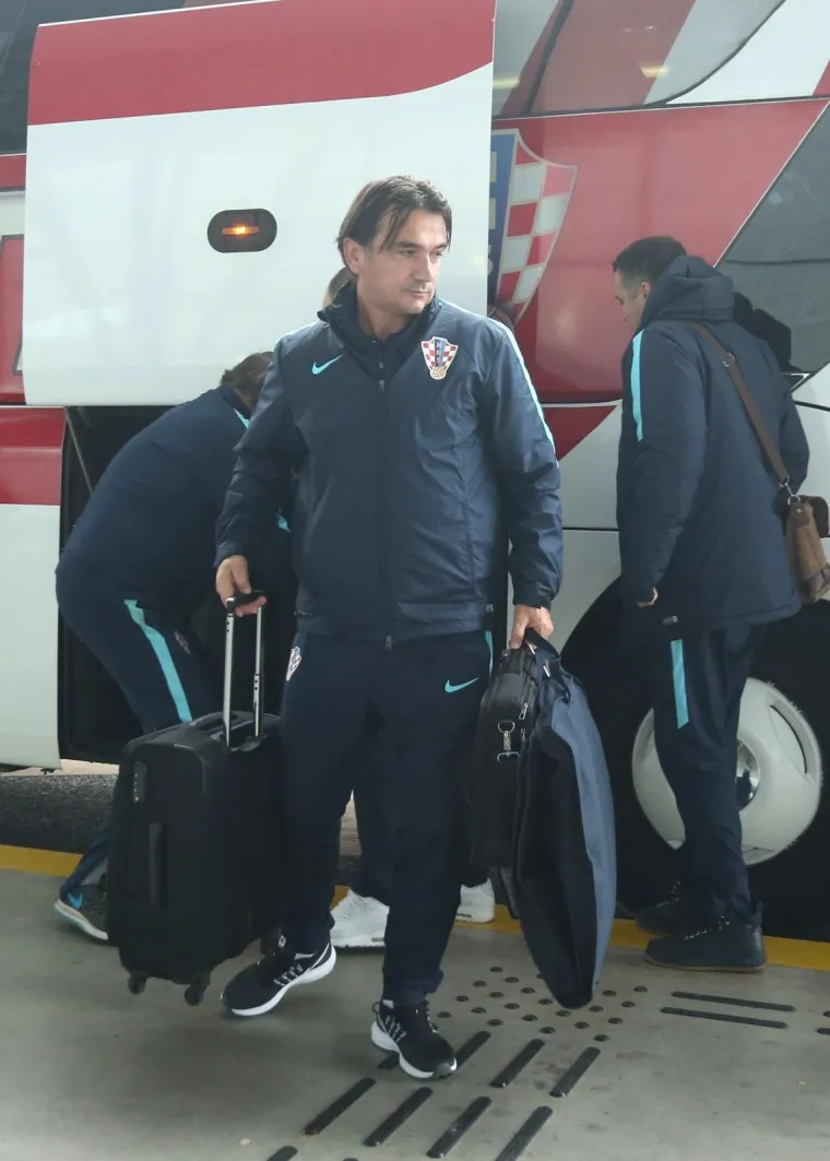 SRETNO, VATRENI: Dalić i ekipa otputovali u Pirej po konačnu potvrdu plasmana u Rusiju